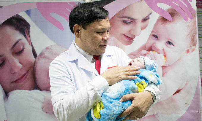 Bác sĩ Trần Danh Cường, Giám đốc Bệnh viện Phụ sản Trung ương bế bé trai Nhật Minh (Ảnh: BVCC)