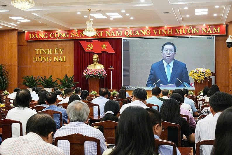 Đại biểu tỉnh Đồng Nai dự hội nghị quán triệt toàn quốc về thực hiện Nghị quyết 18-NQ/TW do Bộ Chính trị, Ban Bí thư tổ chức theo hình thức trực tiếp và trực tuyến.