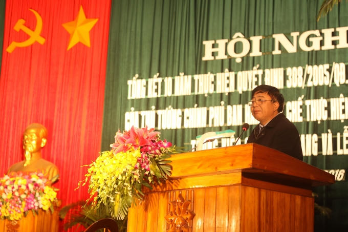 Giám đốc sở VHTTDL, ông Trần Đăng Tuấn,tuyên dương những thành tích đã đạt được trong 10 năm qua của tỉnh Hưng Yên trong công tác thực hiện nếp sống văn minh trong cưới hỏi, tang lễ và lễ hội.