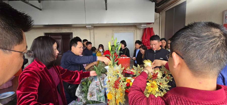 Người dân chuẩn bị đồ lễ trước khi vào thắp hương.