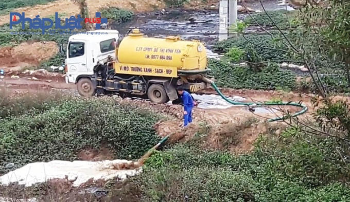 Công nhân công ty đang tiến hành xả nước thải ra môi trường (ảnh cắt từ clip)