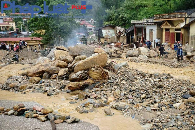 Nhiều máy xúc cỡ lớn được huy động dọn dẹp và cứu hộ. (Ảnh: Tiến Vũ)