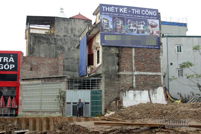 Sau khi thu hồi và đền bù, một số nhà vẫn chưa kịp sửa lại, tạo nên những đường nham nhở phần mặt trước.