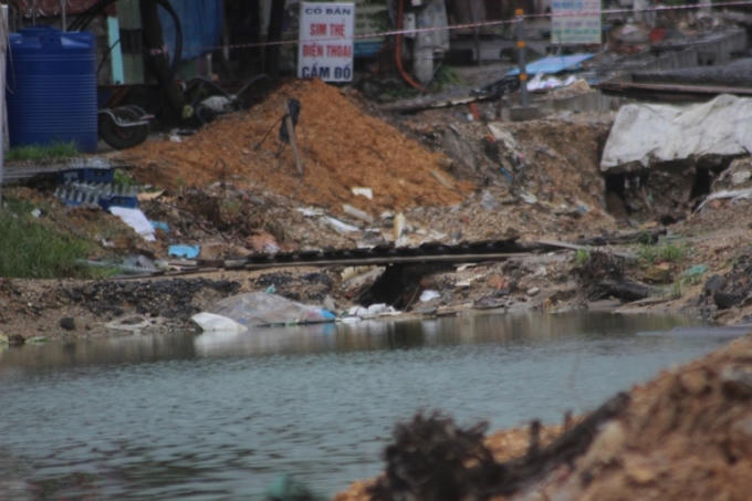 Nhiều "ao" đã hình thành trên cung đường này.