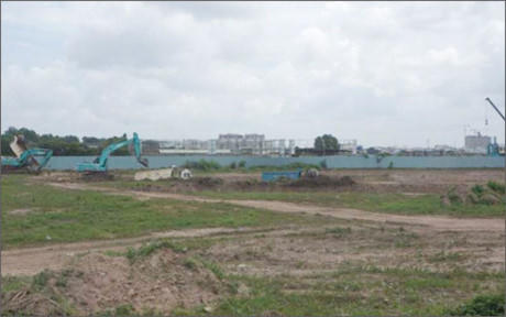 Công trường đang thi công tại vị trí gần điểm được cho rằng có một ngôi mộ tập thể vẫn chưa được quy tập (ảnh: Zing).