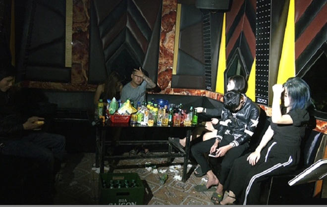 Bất chấp các quy định về phòng chống dịch COVID-19, quán karaoke Gily 34 vẫn đón khách tới hát.
