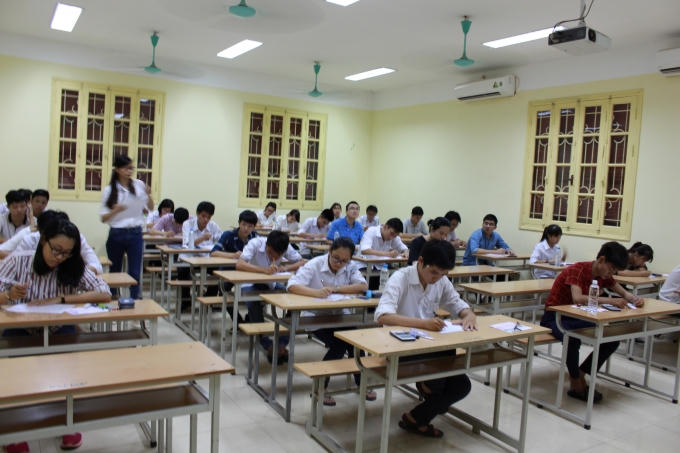 Các thí sinh tập trung làm bài trong phòng thi.