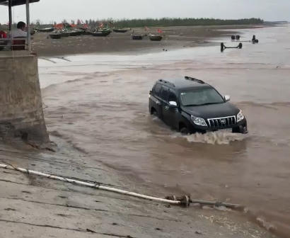 Nam thanh niên điều khiển xe lội cả xuống biển.