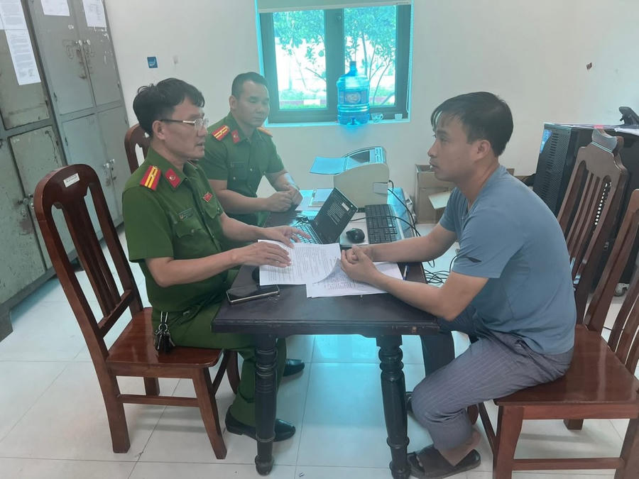 Cơ quan chức năng làm việc với đối tượng Nguyễn Hữu Thành (Ảnh CA cung cấp).
