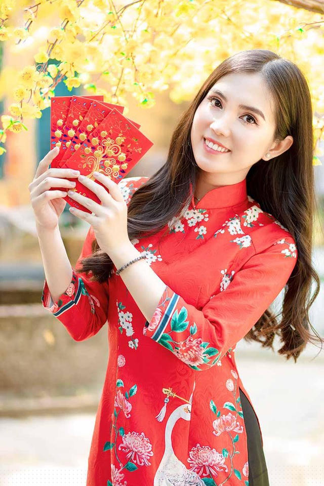 Thiếu nữ Đồng Tháp được mọi người nhận xét có đường nét giống người mẫu Ngọc Trinh. (Ảnh: Phan Đức Duy)