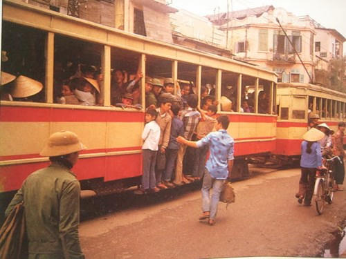 Cảnh người bám vào tàu điện di chuyển trên phố đã trở lên quen thuộc với người dân Hà Nội thới ấy. (Ảnh: Internet)