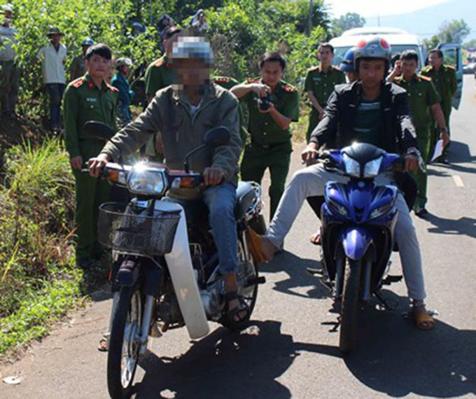 Đối tượng Lê Sỹ Quốc Thái Anh dựng lại hiện trường vụ án mạng.