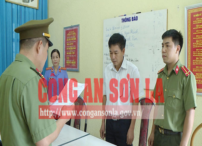 Cơ quan An ninh điều tra Công an tỉnh Sơn La đọc quyết định khởi tố và cấm đi khỏi nơi cư trú đối với Trần Xuân Yến. (Ảnh: Công an tỉnh Sơn La)