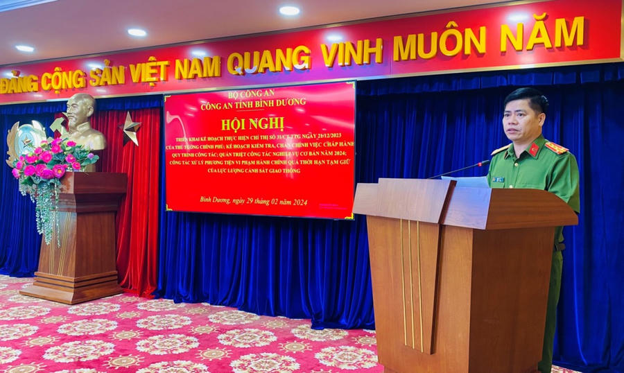 Đại tá Ngô Xuân Phú phát biểu tại hội nghị.