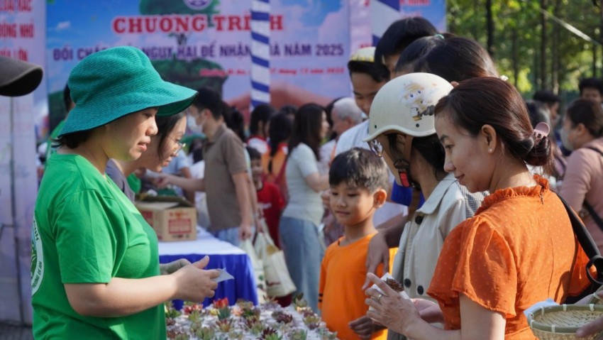 Người dân mang theo các loại chất thải nguy hại trong sinh hoạt hằng ngày để đổi quà.