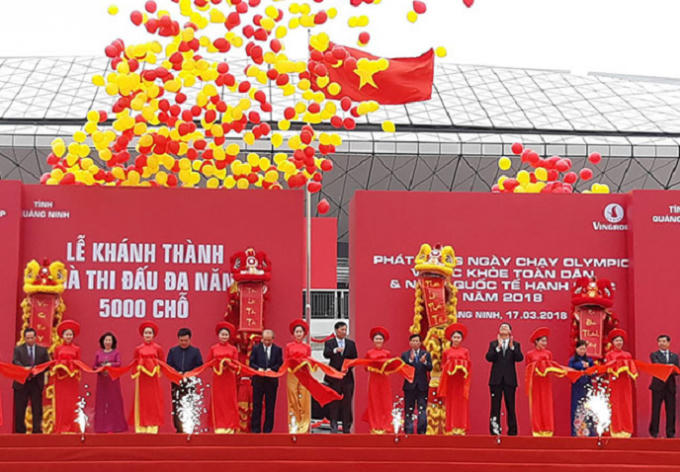 Lãnh đạo tỉnh Quảng Ninh cùng lãnh đạo các sở ban ngành cắt băng khánh thành nhà thi đấu đa năng.