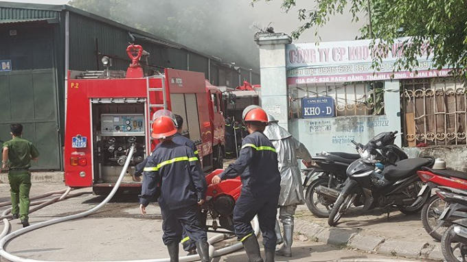 Ngay sau khi nhận được tin báo khoảng 20 xe cứu hỏa đã được điều tới hiện trường.
