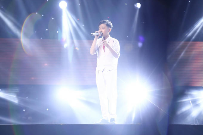 Cậu bé “búi tóc” Quốc Thái hát tiếng Anh khiến 4 HLV “lao” lên sân khấu tranh giành