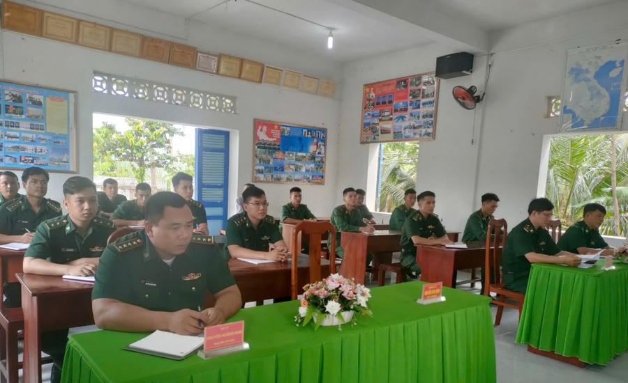 Cán bộ, chiến sĩ Đồn Biên Phòng Khánh Tiến tham gia buổi tuyên truyền phổ biến Chỉ thị 35 của Thủ tướng Chính phủ.