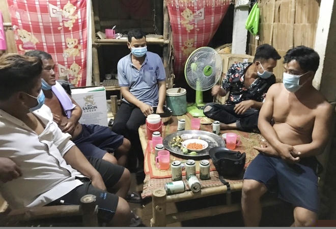 Nhóm 5 người tụ tập uống bia bị phạt tổng cộng 75 triệu đồng.