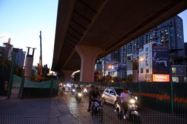 Tuyến đường trên cao thuộc vành đai 2 đoạn Vĩnh Tuy - Ngã Tư Sở nằm trên đoạn đường Trường Chinh đang gấp rút thi công, dù đã được mở rộng, song để phục vụ công trình đường trên cao lòng đường hiện tại bị chia thành 3 - 4 làn nhỏ.