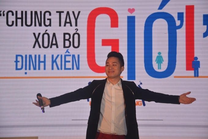 Ca sỹ Tùng Dương làm sôi động không khí trong ngày hội xóa bỏ định kiến giới. Ảnh: Thu Hà