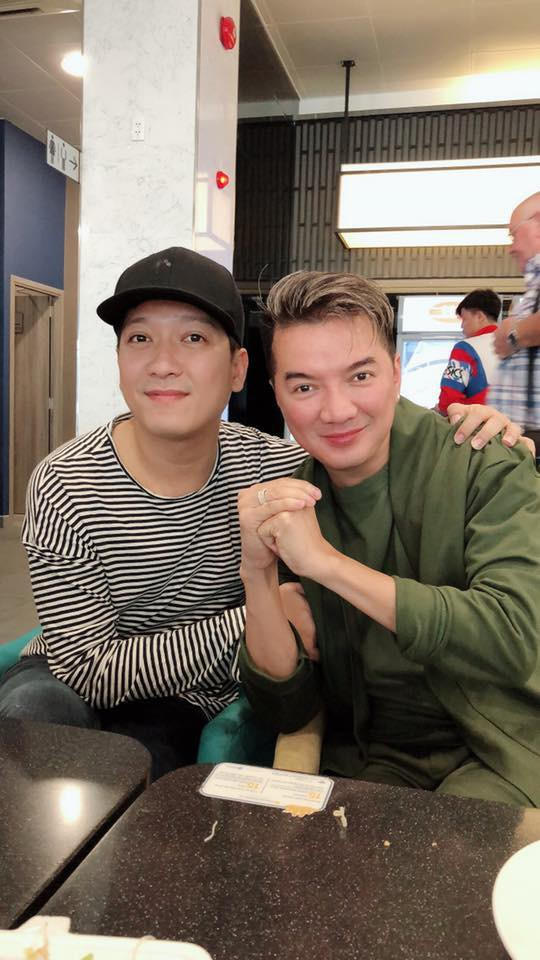 Sau MC Anh Huy, ca sĩ Đàm Vĩnh Hưng là người tiếp theo chia sẻ hình ảnh về Trường Giang tại sân bay. “Sáng nay ra sân bay gặp lại “chàng trai năm ấy”! Nam nghệ sỹ yêu hoa đào nhất Việt Nam! Thương gì đâu! Nó chỉ ngồi im lặng cười và lắc đầu mặc cho nguyên bầy trợ lý của tui chọc ghẹo xâu xé!”, Đàm Vĩnh Hưng viết.