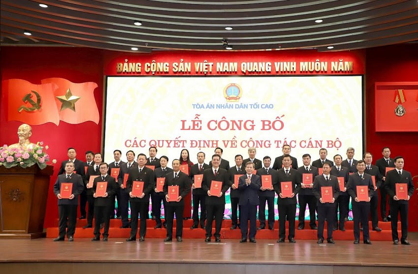 Chánh án TAND Tối cao Lê Minh Trí trao quyết định cho 26 Chánh án TAND cấp tỉnh và 3 Chánh án tòa phúc thẩm.
