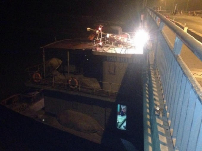 Tàu thủy 3000 tấn đâm va rồi mắc kẹt ở cầu.