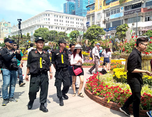 Ngoài lực lượng công khai còn có cả trăm cảnh sát hình sự hóa trang, giữ an ninh tại đường hoa Nguyễn Huệ và trung tâm thành phố. Ảnh: H.D
