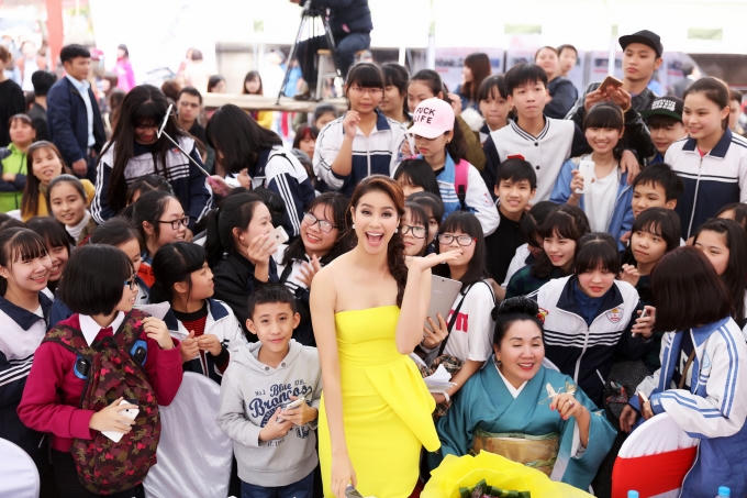 Đông đảo học sinh, sinh viên của trường Nhật Ngữ Giang Anh vây quanh Phạm Hương.