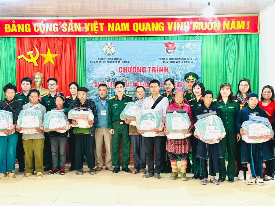 Thượng tá Nguyễn Quốc Hoàn tặng quà cho bà con xã Nàn Xỉn. (Ảnh: Lữ đoàn 1, Bộ Tư lệnh 86)