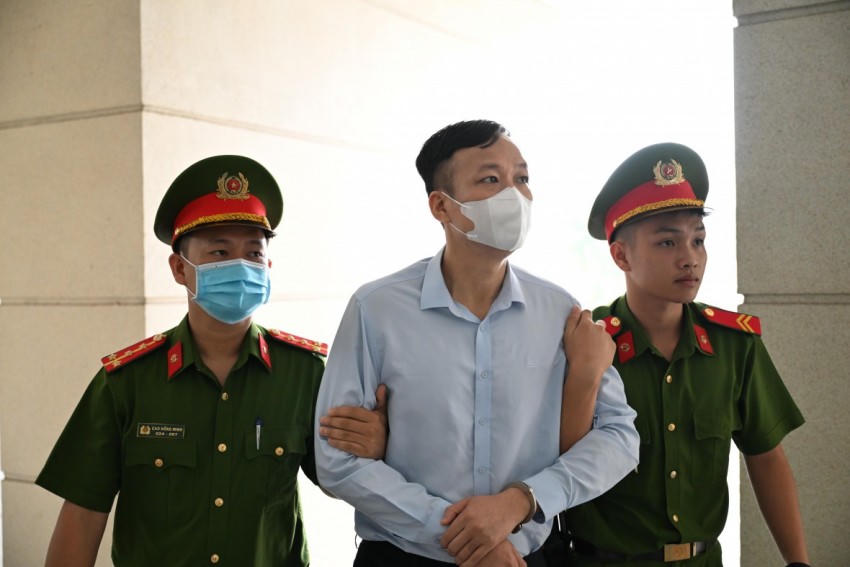 Hình ảnh các được dẫn giải đến phiên toà.