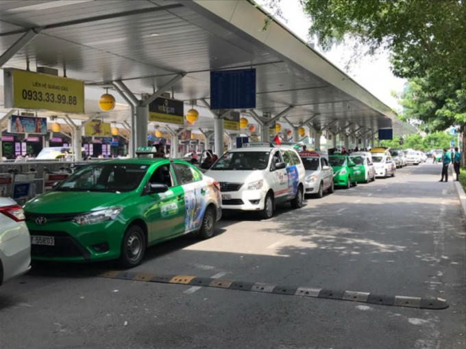 Lượng taxi, ô tô các loại xếp hàng dài tại sân bay Tân Sơn Nhất.