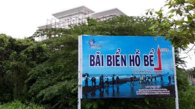 Vị trí đất bị thu hồi lẽ ra có bản vẽ qui hoạch cho dân biết thì được cắm biển giới thiệu bãi tắm biển.