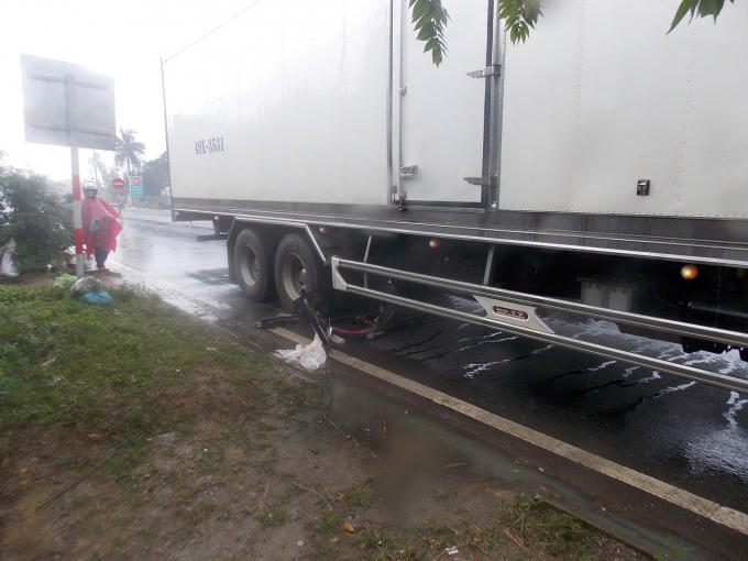 Sau khi bị kéo lê 15m, xe đạp của nạn nhân bị bánh xe sau của xe tải chèn lên.