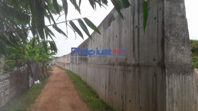 Kè bê tông dựng sát chân đê như "lô cốt".