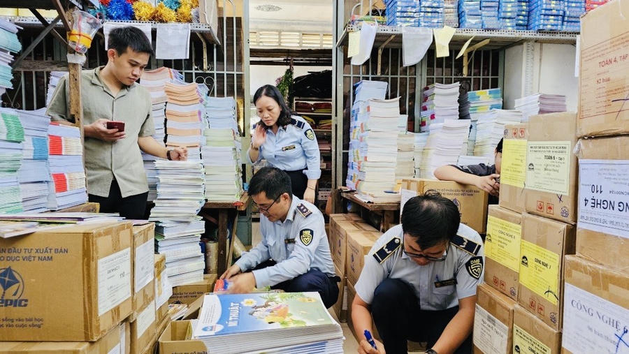 Đội Quản lý thị trường số 4 thu giữ 5.547 quyển sách giáo khoa có dấu hiệu giả mạo nhãn hiệu tại nhà sách Kiều Trâm.