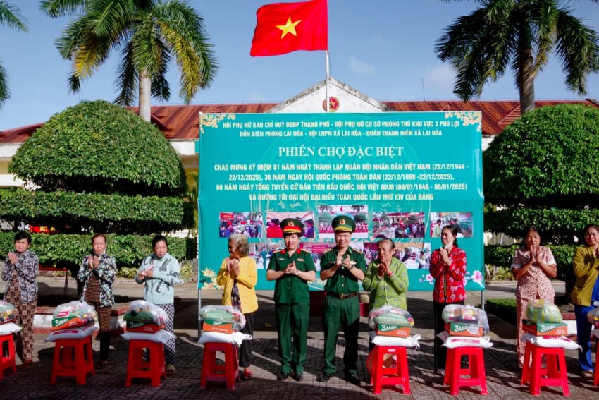 Lãnh đạo BĐBP TP Cần Thơ và hội phụ nữ cơ sở phòng thủ khu vực 3 Phú Lợi tặng quà cho các hộ gia đình có hoàn cảnh khó khăn.