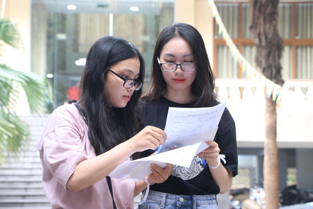 Năm 2021 có nhiều trường đưa ra phương thức xét tuyển bằng học bạ THPT, thí sinh cần lựa chọn tổ hợp môn phù hợp. Ảnh: Đình Cường.