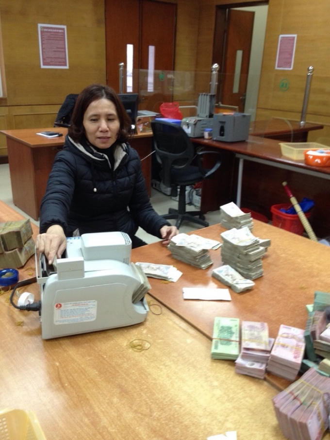 Chị Nguyễn Thị Châu, cán bộ Agribank chi nhánh TP Vinh (Nghệ An) trả lại nhiều món tiền thừa nhất toàn hệ thống.