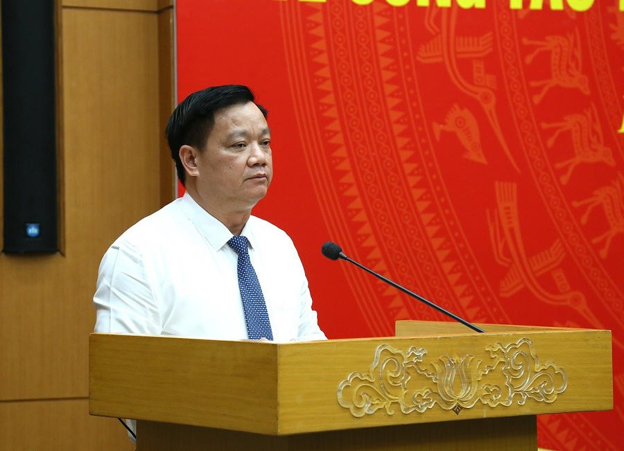 Ông Nguyễn Khắc Thận, Phó Bí thư Tỉnh ủy, Bí thư Đảng ủy, Chủ tịch UBND tỉnh phát biểu tại hội nghị ký kết.