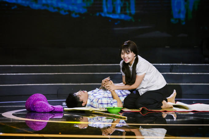 Sao nối ng&ocirc;i tập 10: S&acirc;n khấu Mưa nửa đ&ecirc;m đầy ho&agrave;i niệm của Bạch Tuyết - Th&aacute;i Ch&acirc;u