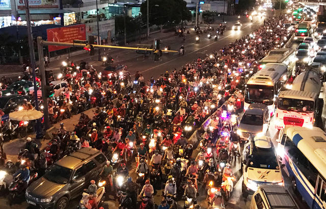 H&agrave;ng vạn phương tiện từ c&aacute;c hướng đường đổ về ng&atilde; tư cầu vượt th&eacute;p Thủ Đức v&agrave;o chiều tối ng&agrave;y 8/3.