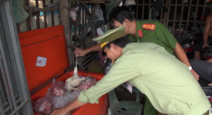 Lực lượng chức năng kiểm tra số nội tạng và tiết heo.