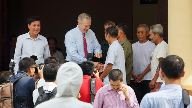 "Chúng tôi luôn cố gắng để hàn gắn mọi vết thương mà quá khứ để lại, sẽ làm mọi điều để khép lại quá khứ. Và tôi nghĩ rằng đây là một nơi biểu tượng cho hòa bình và hòa giải", ông nói khi tay nắm chặt tay một cựu chiến binh Việt Nam.