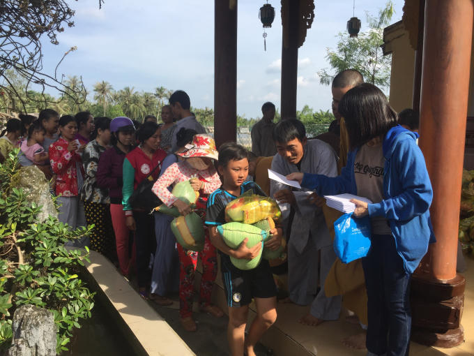 Trao quà cho người nghèo địa phương.