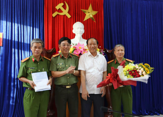 Ông Đinh Văn Thu (áo trắng) thưởng nóng cho Ban chuyên án.