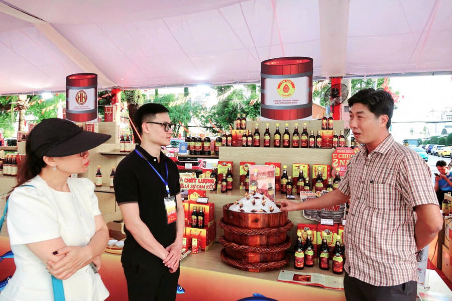 Ông Nguyễn Lê Quốc Toàn - Phó Chủ tịch UBND TP Phú Quốc tham quan gian hàng trưng bày, bán các sản phẩm nước mắm Phú Quốc