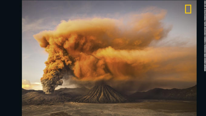 Bức ảnh "Mt. Bromo " (Đỉnh núi Bromo) trên đảo Java, Indonesia của Reynold Riksa Dewantara. Ảnh CNN